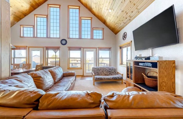 Sunset Chalet - 3Bed, Loft, 2Bath - Sleeps up to 12