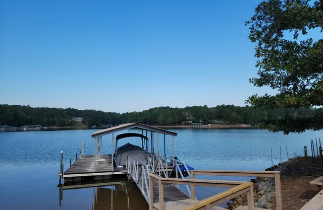 Sunset Cove /Lake Keowee /Waterfront /13 miles to Clemson /Beach area