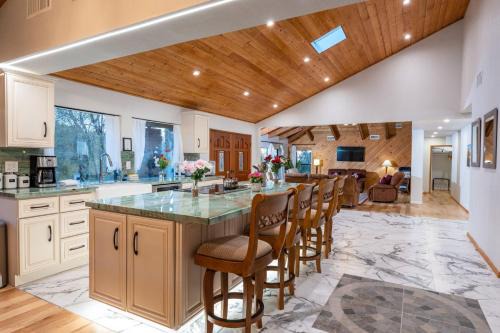 Sunset Retreat- TWO houses with hot tub, firepit, multiple kitchens, sleeps 20!