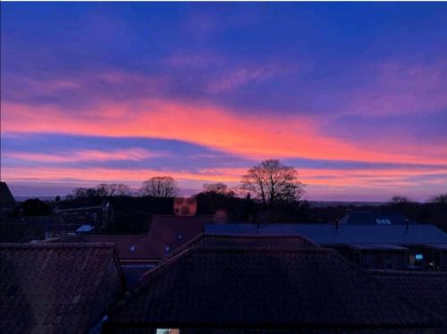 Sunset View, 2 bedrooms in the heart of Holt with parking