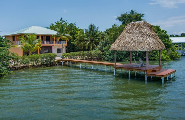 Sunset View-3BR Villa-Kayaks-Sleeps 9-Placencia