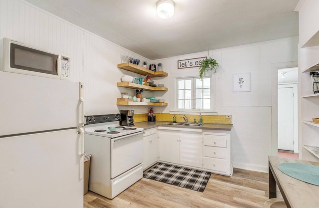 Sunshine Shack: Spacious 2-Bedroom Granbury Glow