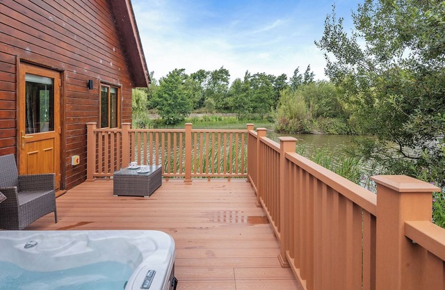 Superb lodge perched on the lake, perfect for romantic breaks.