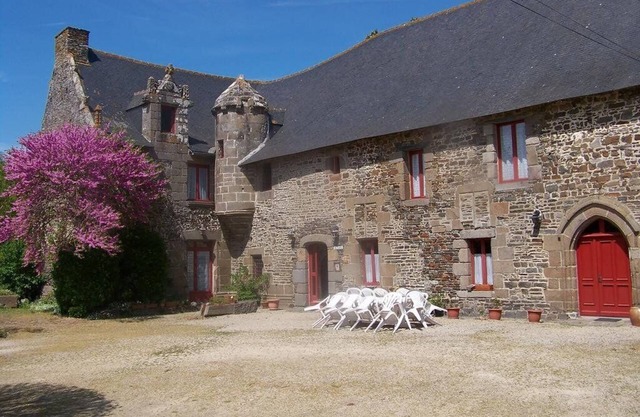 Superb manor house, green and quiet, in the center of tourist activities