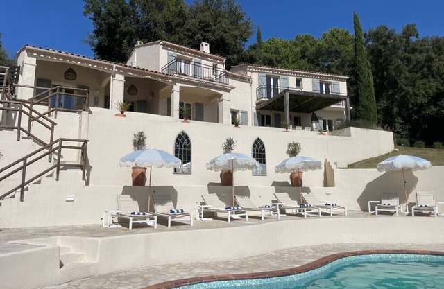 Superbe villa, 5 chambre en-suite, près de village