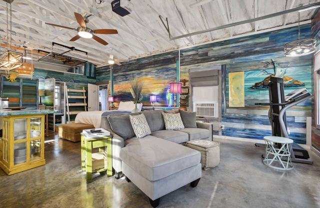 Surf Shack Beach Cottage, Steps to the Beach!