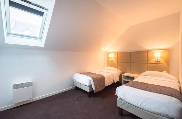 Surface area : about 20 m². Living room with double bed. Kitchenette with kettle, coffee machine