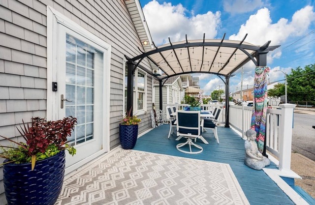 Surfer's Cottage steps from the beach and right by JFK