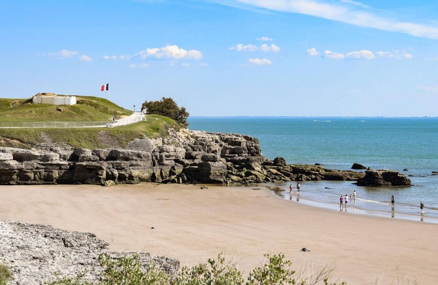 Surrounded by several lakes, this bright vacation home is set in family-friendly grounds.