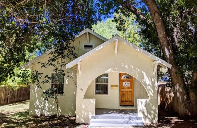 SUSANVILLE'S CUTEST COTTAGE 2 beds 1 bath sleeps 4