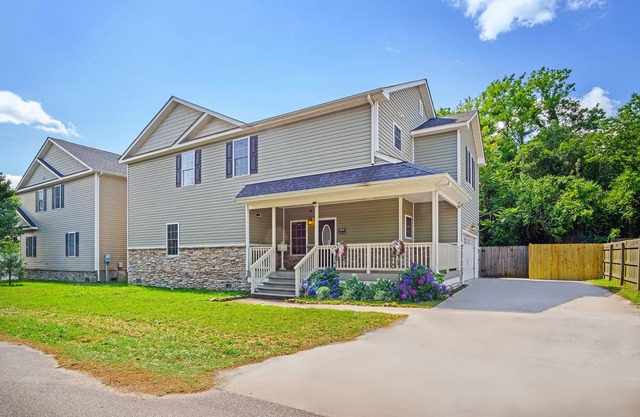 Sweet home steps away from beach with Fenced yard. Pet-Friendly!