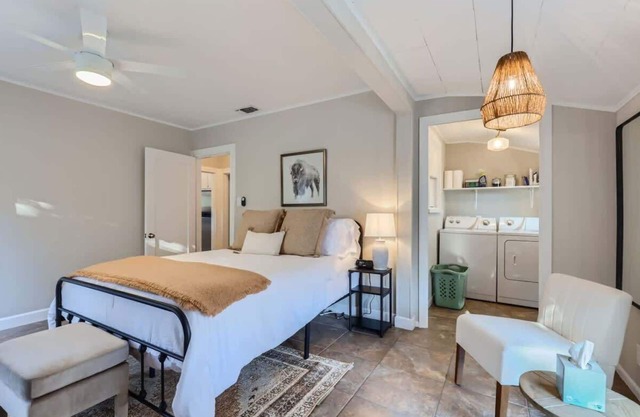 Sweet Sage Cottage in Old Town Close to the Square