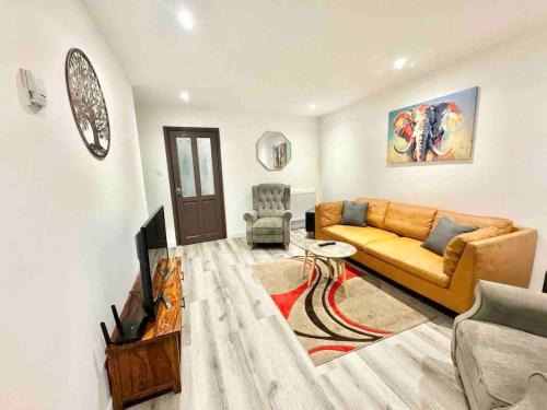 Swindon Large 3 Bedroom house Parking, Garden