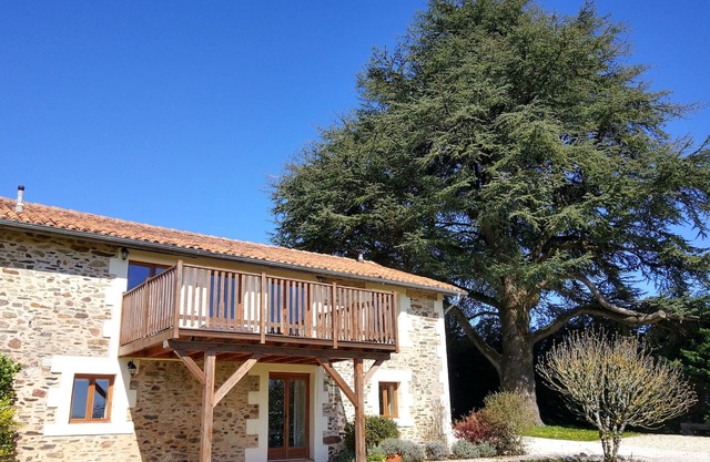 Sympathetically renovated haybarn with pool, large garden, playpark & gym