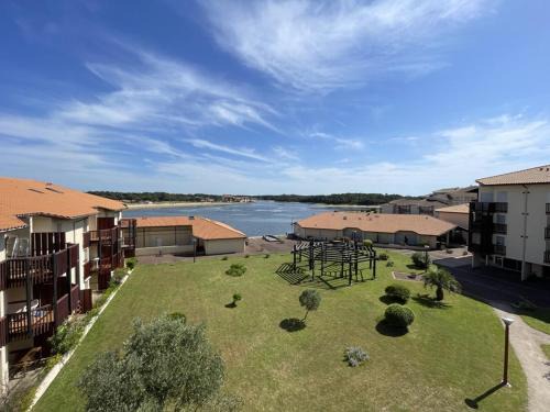 T2 avec Mezzanine, Piscine, Parking, Animaux admis - FR-1-379-131
