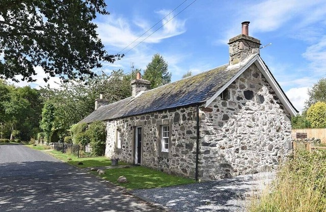 TAIGH A GHOBHA, pet friendly, with a garden in Dunkeld