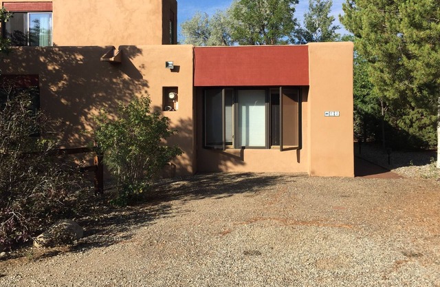 Tennis & Ski Condo with swimming pool