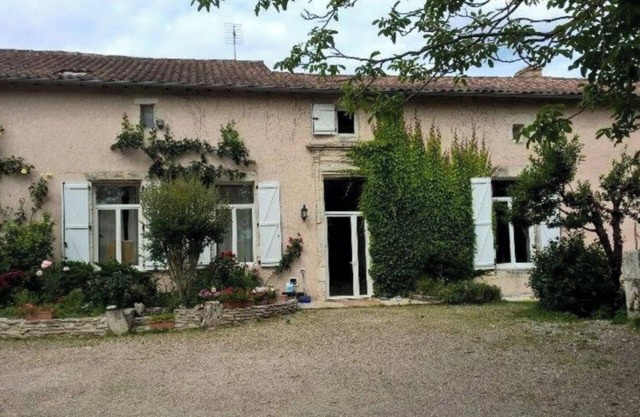 Terre Happy – Country House with Shared Pool in Ribérac