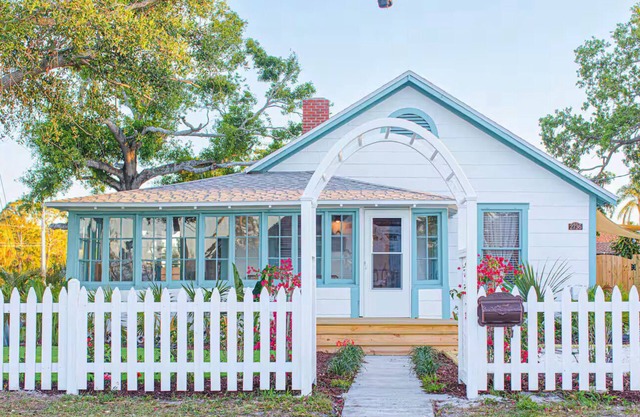 The Ashton Retreat- Vibrant and Chic Cottage 5 minutes from the Beach!