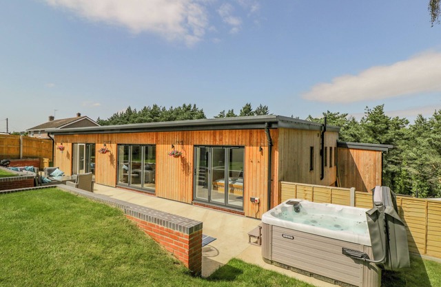 THE BARN, family friendly, with hot tub in Lytchett Matravers