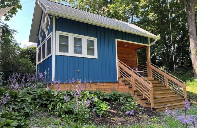The Bluebird- A Cute, Cozy Tiny House, 5 mins to Downtown Asheville