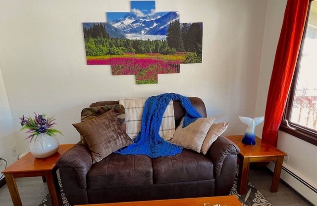 The Boat House - Waterfront at Auke Bay with Discounts on Tours