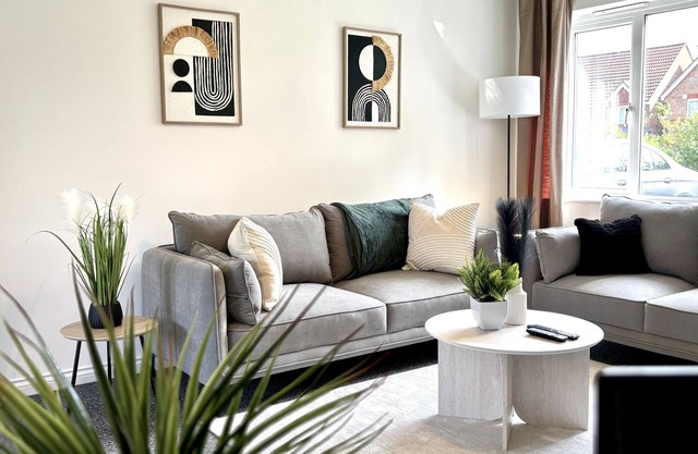 The Bromwich Townhouse | Parking | WiFi | 3 bed