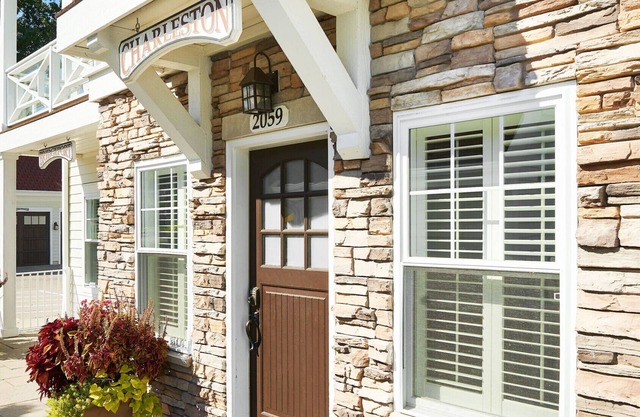 "The Charleston" Luxury Townhome, Pool, Hot Tub, Golf Membership, Near Lake and Beaches