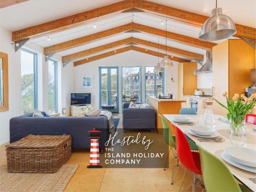 The Deck House - Stunning Chalet in Gurnard with Solent Views and Terrace