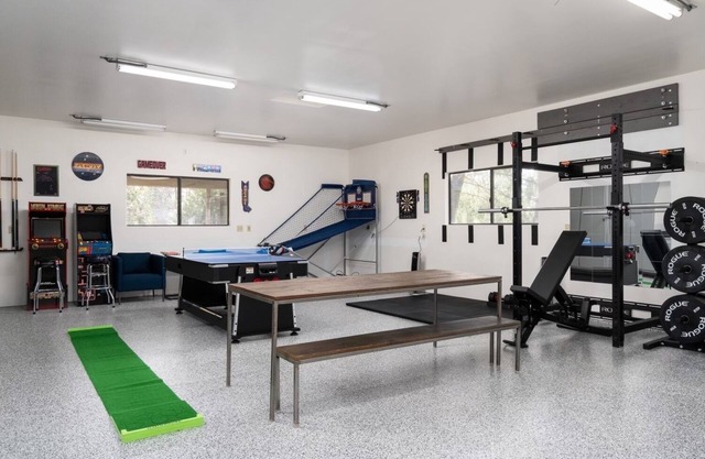 The Deer Lodge: a cozy getaway with a hottub, gym, tons of games, close to alot