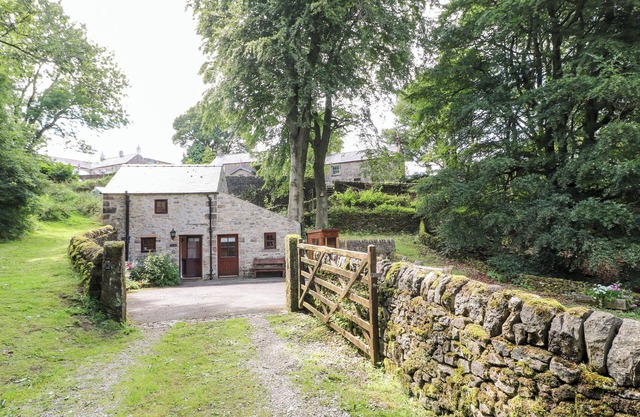 THE DELL, romantic, character holiday cottage in Winster