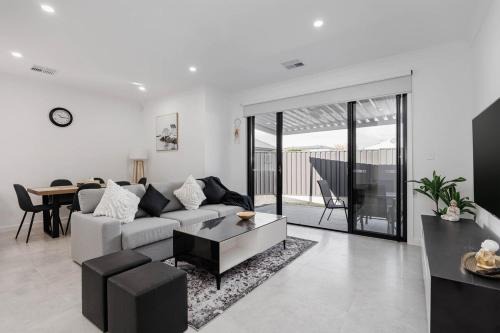 The Family Escape- 10 min to Airport and Beach