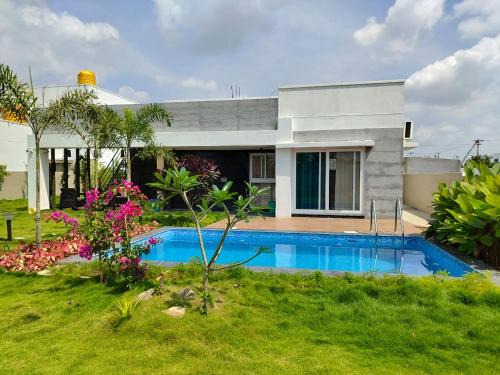 The Garden Escape by StayJadePrivate PoolLawns