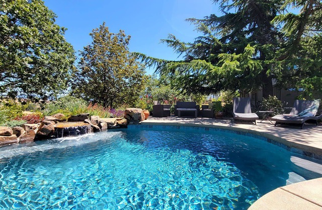 The Gem House ~ With a Pool, Relaxing Hot tub and Gorgeous Mountain Views!