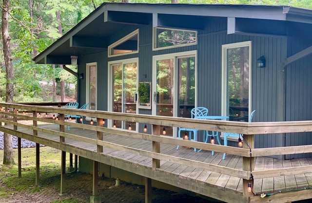 The Hideaway- Cozy Home in the Woods