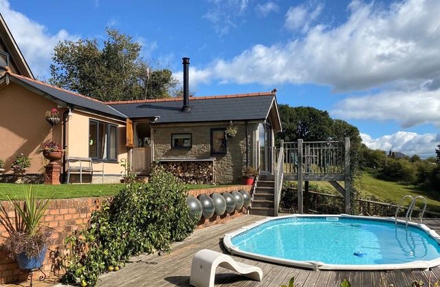 THE HIDEOUT, pet friendly, luxury holiday cottage in Llangrove