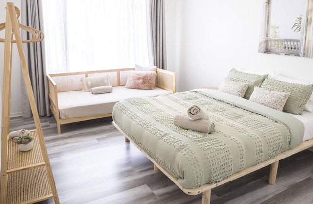 "The Lagoon House" between the beach & the lake