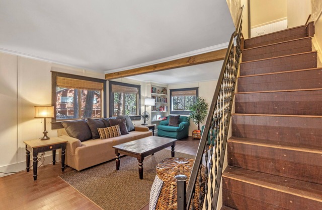 The Little Cabin - Tranquil Forest Getaway, Close to Ski Resort & Hiking Trails!