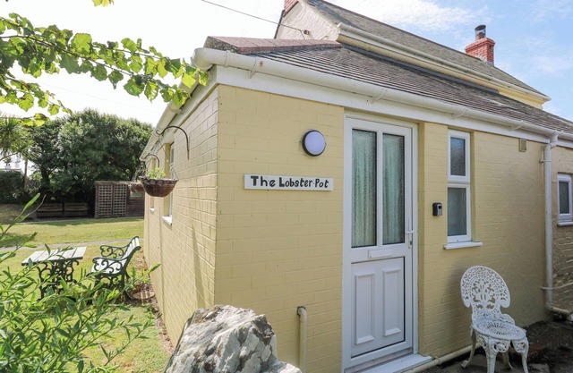 THE LOBSTER POT, romantic, country holiday cottage in The Lizard