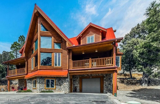 The Log Out Lodge, formerly Heaven's Peak, is a 5-bedroom cabin near Midtown