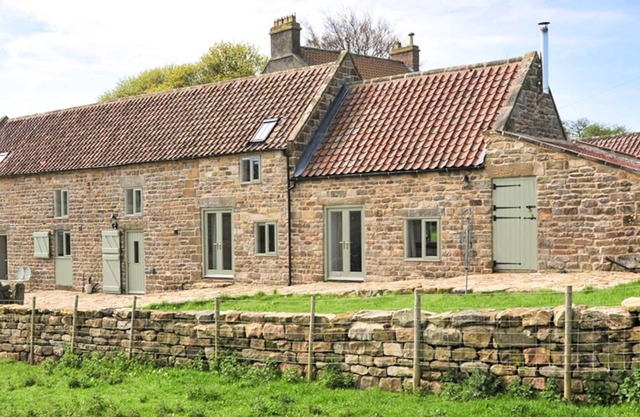 THE LONG BARN, pet friendly, character holiday cottage in Goathland