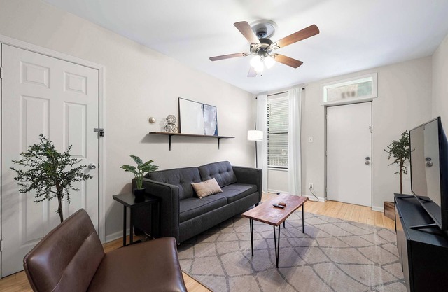 The Luxe Pearl Residences 872