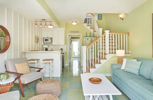 "The Marblehead" Luxury Townhome, Pool, Hot Tub, Golf Membership, Near Lake and Beaches