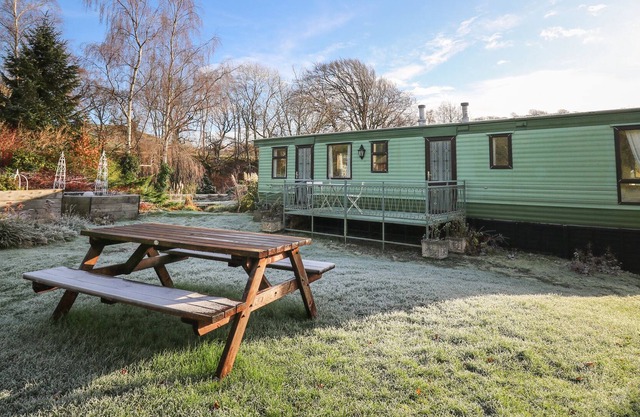 THE MILLPOND CARAVAN, family friendly, with a garden in Machynlleth