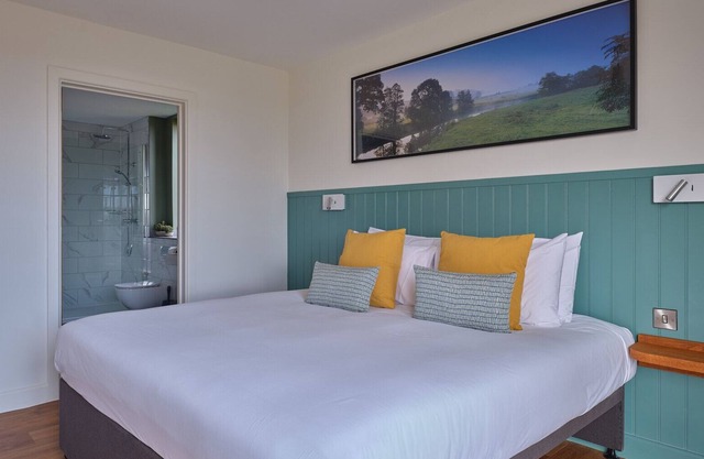 The Mole Resort, 3 Bedroom Meadow View Luxury Lodge with Hot Tub