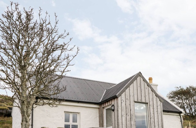 THE OLD HOUSE, romantic, character holiday cottage in Staffin