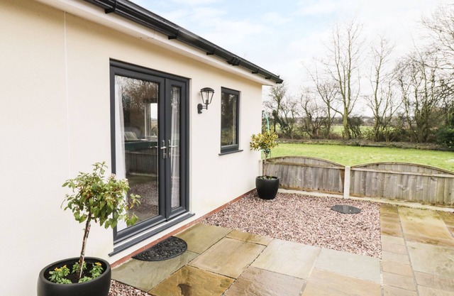 THE OLD STABLES, pet friendly, with a garden in Thornton, Lancashire