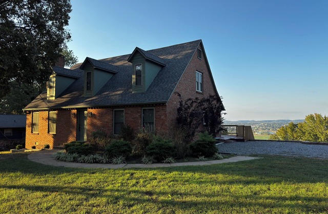 The Outlook Scenic Views & Modern Comfort