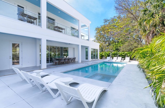 The Palace on Clematis – Siesta Key Vacation Home with Large Pool, Fire Pit & Great Location