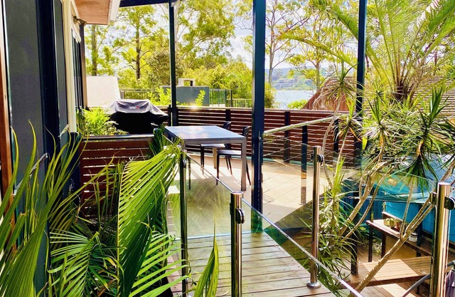 The Palm Tree Loft, close to shops and lake, 10 min drive to local beaches